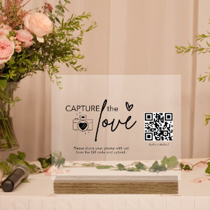 Modernes Skript erfassen den QR-Liebe-Code mit Hol Acrylschild