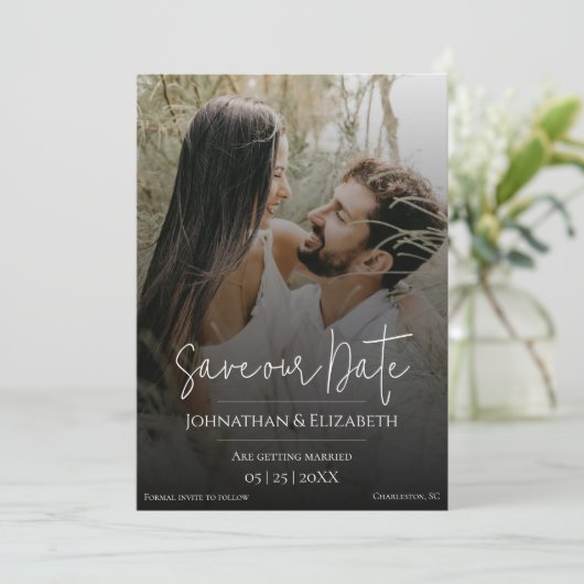 Modernes Skript-Foto-Schwarzes Overlay Save The Date (Stehend Vorderseite)