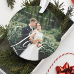 Modernes Skript für Liebe, neu verheiratet, Volles Ornament<br><div class="desc">Personalisierte Hochzeitsschmuck mit einem Fotos Foto,  um Ihr eigenes Hochzeitsgedächtnis zu zeigen. Unser Design zeichnet sich durch ein vollständiges Foto-Design aus,  in dem Ihr Nachname oben angezeigt wird. Das Wort "Liebe" ist in einem wunderschönen,  handgeschriebenen,  weißen Schriftzeichen-Stil konzipiert,  der über dem Hochzeitsfest-Foto liegt. Rücken und Vorderseite sind gleich.</div>