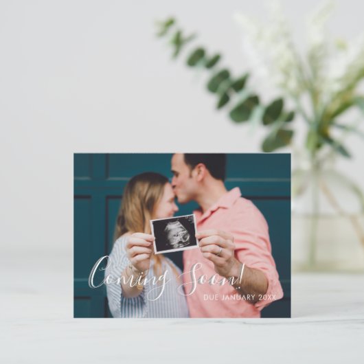 Modernes Skript kommt bald Schwangerschaft Ankündigungspostkarte (Stehend Vorderseite)
