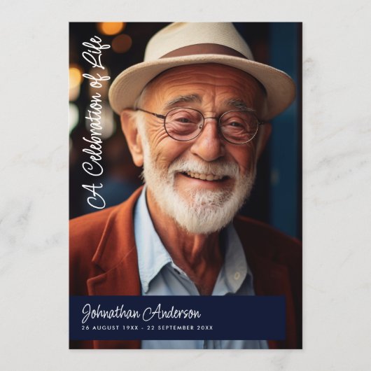 Modernes Skript Navy Blue & White Beerdigung/ Memo Programm (Vorderseite)