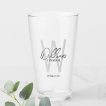 Modernes Skript Personalisiert Trauzeuge Name Glas<br><div class="desc">Moderne Minimalistische Personalisierte Monogramm- und Namensgeschenke Dieses Design zeichnet sich durch den Namen des personalisierten Trauzeugen in grauem,  modernem Schriftart-Stil und Monogramm in hellgrauem,  modernem Sans Serif-Schriftart-Stil als Hintergrund aus,  mit Hochzeitsdetails in grauem,  modernem Sans Serif-Schriftart-Stil,  auf weißem Hintergrund. Auch perfekt für Trauzeuge,  Trauzeugin,  Brautmädchen und mehr.</div>