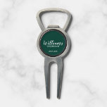 Modernes Skript Personalisiert Trauzeuge Name Pitchgabel<br><div class="desc">Personalisierte Trauzeuge Geschenke mit dem Namen des personalisierten Trauzeugen im modernen,  weißen Script-Schriftart Stil mit Titel und Hochzeitsdatum in modernen Sans Serif Schriftart Stil auf smaragdgrünen Hintergrund. Auch perfekt für Trauzeuge,  Brautvater,  Brautjungfrau,  Trauzeugin,  Brautmutter und mehr.</div>