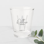 Modernes Skript Personalisiert Trauzeuge Name Schnapsglas<br><div class="desc">Moderne Minimalistische Personalisierte Monogramm- und Namensgeschenke Dieses Design zeichnet sich durch den Namen des personalisierten Trauzeugen in grauem,  modernem Schriftart-Stil und Monogramm in hellgrauem,  modernem Sans Serif-Schriftart-Stil als Hintergrund aus,  mit Hochzeitsdetails in grauem,  modernem Sans Serif-Schriftart-Stil,  auf weißem Hintergrund. Auch perfekt für Trauzeuge,  Trauzeugin,  Brautmädchen und mehr.</div>