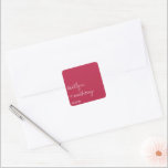 Modernes Skript Viva Magenta Minimalistische Hochz Quadratischer Aufkleber<br><div class="desc">Feiern Sie stilvoll mit diesen modernen und sehr trendigen Hochzeitsaufklebern. Dieses Design lässt sich leicht mit Ihrer speziellen Veranstaltungssprache personalisieren und Ihre Gäste werden begeistert sein,  wenn sie diese fabelhaften Aufkleber erhalten. Matching-Elemente finden Sie in der Auflistung.</div>