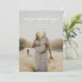 Modernes Skript "We're erwarten" Schwangerschaft F Ankündigung (Stehend Vorderseite)