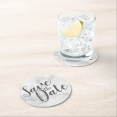 Modernes Skript White Marble Hochzeit Speichern Si Runder Pappuntersetzer (Vor Ort)