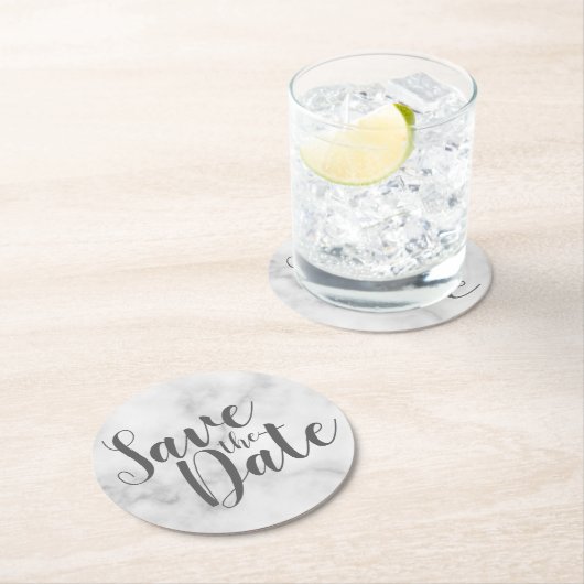 Modernes Skript White Marble Hochzeit Speichern Si Runder Pappuntersetzer (Vor Ort)