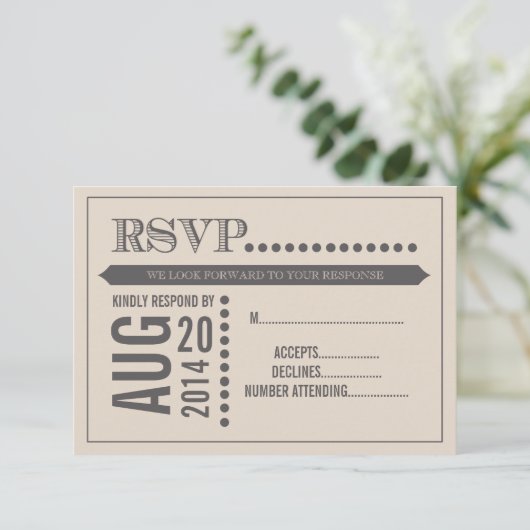 Modernes Skriptbeige & Gray Wedding RSVP (Stehend Vorderseite)