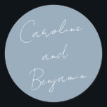 Modernes Skripthandwriting Dusty Blue Wedding Runder Aufkleber<br><div class="desc">Modernes Script Handwriting Dusty Blue Wedding Classic Round Sticker</div>