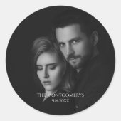 Modernes skriptives Schwarz-Weiß-Foto Runder Aufkleber (Vorderseite)