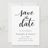 Modernes Skriptschwarz und Weiß QR-Code Hochzeit Save The Date (Vorderseite)