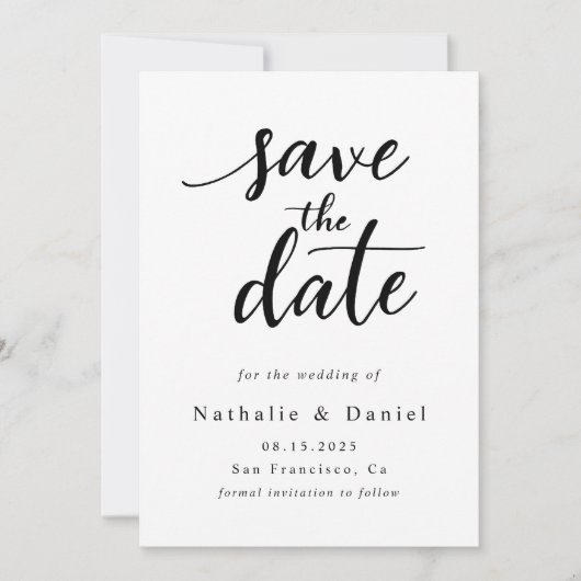 Modernes Skriptschwarz und Weiß QR-Code Hochzeit Save The Date (Vorderseite)