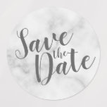Modernes SkriptWedding marble die Datumsmarken spe Etiketten<br><div class="desc">Modernes Script Save the Date Labels mit dem Titel "Save the Date" in grauem,  modernem Script-Schriftart auf weißem Marmorhintergrund.</div>