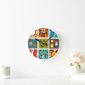 Modernes Smorgasbord aus dem Mittelalter Runde Wanduhr (Zuhause)