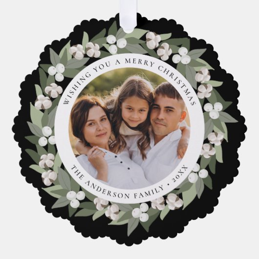 Modernes Snowberry Greenery Wreath Black Foto Ornament Karte (Vorderseite)