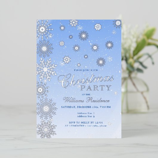 Modernes Snowflake Snow Blue Winter Weihnachtsfest Folieneinladung (Stehend vorne)