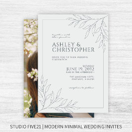 Modernes Space Gray Foliage Kontur Foto Hochzeit Einladung
