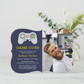 Modernes Spiel über Foto Bachelor Party Einladunge Einladung (Stehend Vorderseite)