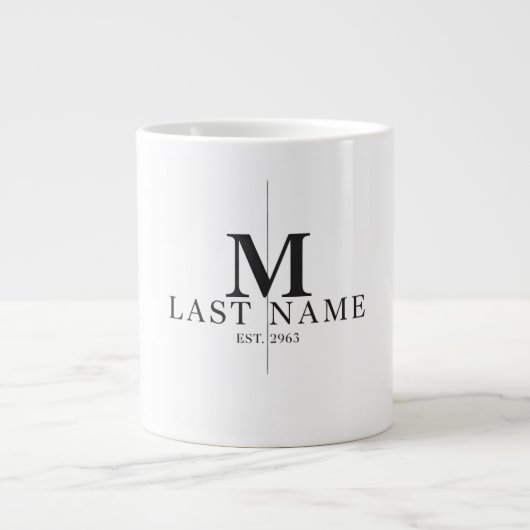 Modernes Split Monogram, Anfangsname & Establ Jumbo-Tasse (Vorderseite)