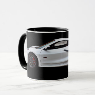 Modernes Sportscar Schnellauto auf der schwarzen T Tasse