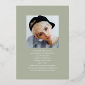 Modernes, stilvolles 2 Foto Abschluss Sage Green G Folieneinladung (Rückseite)