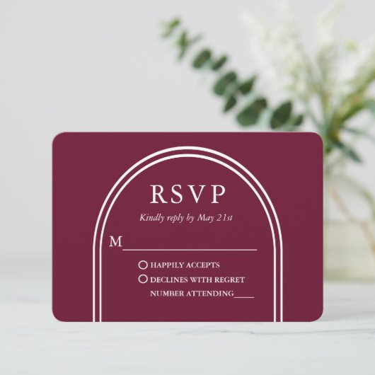 Modernes, stilvolles Arch Wedding Burgundy RSVP Karte (Stehend Vorderseite)