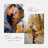 Modernes, stilvolles Couple First Christmas Script Ornament Aus Metall (Vorderseite)