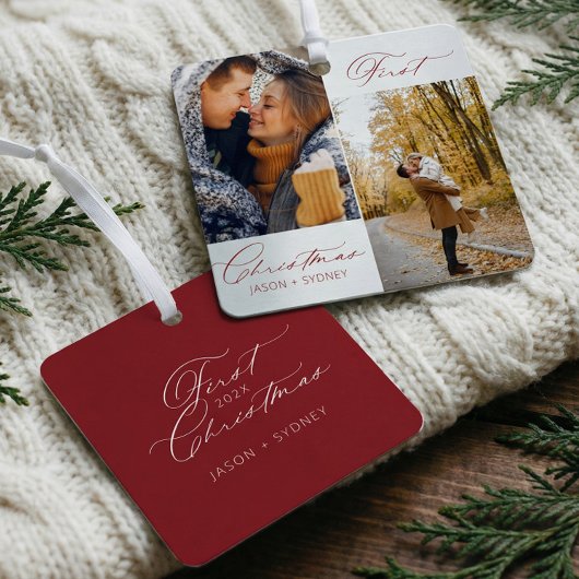 Modernes, stilvolles Couple First Christmas Script Ornament Aus Metall