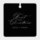 Modernes, stilvolles Couple First Christmas Script Ornament Aus Metall (Rückseite)
