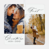 Modernes, stilvolles Couple First Christmas Script Ornament Aus Metall (Vorderseite)