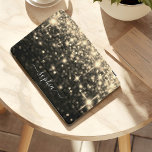 Modernes, stilvolles Gold Glitzer Sparkle iPad Pro Cover<br><div class="desc">Freuen Sie sich auf ein modernes Design in Gold-Imitats mit Glitzer-Design mit glitzernden Akzenten und personalisiert mit Ihrem Namen in einem modernen Drehbuch. Dieses elegante Cover ist ein Geschenk für jeden,  der Glam und Glitzer Liebe!</div>