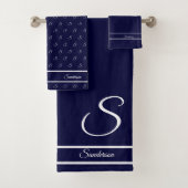 Modernes, stilvolles Navy Blue und White Monogram  Badhandtuch Set (Insitu)