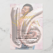 Modernes Sweet 16 Black & Gold Foto Geburtstag Folieneinladung (Vorderseite)