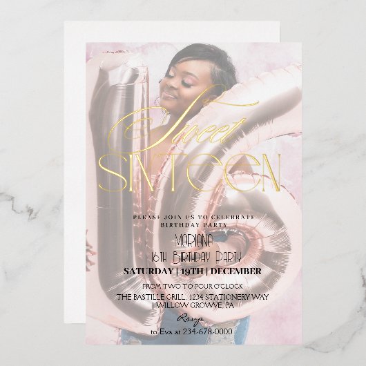 Modernes Sweet 16 Black & Gold Foto Geburtstag Folieneinladung (Vorderseite/Rückseite)