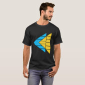 Modernes T-Shirt mit geometrischem Pfeil-Muster (Vorne ganz)