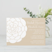 Modernes Tan Dahlia Bloom Floral Brautparty Einladung (Stehend Vorderseite)