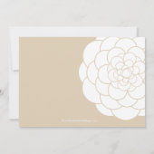 Modernes Tan Dahlia Bloom Floral Brautparty Einladung (Rückseite)