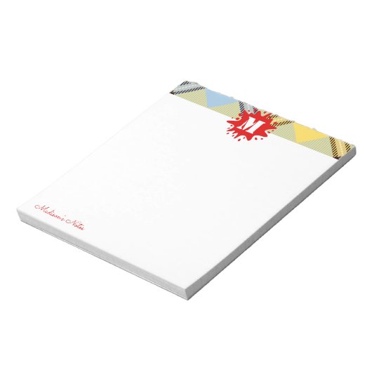 Modernes Tartan Red Splash Custom Script Monogram Notizblock (Rotiert)