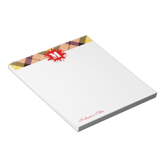 Modernes Tartan Red Splash Custom Script Monogram Notizblock (angewinkelt)