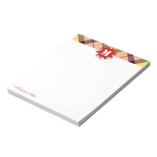 Modernes Tartan Red Splash Custom Script Monogram Notizblock (Rotiert)