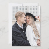 Modernes Taupe Beige & Weiß Ampersand Foto Save The Date (Rückseite)