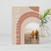 Modernes Terracotta Arch Foto Hochzeit Einladung (Stehend Vorderseite)