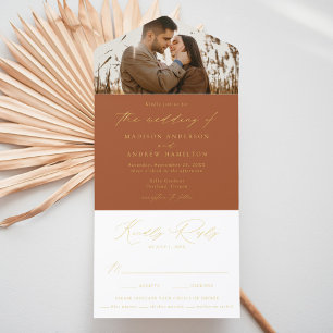 Modernes Terracotta Gold Foil Script Foto Hochzeit All-in-One-Einladung