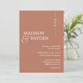 Modernes Terracotta Monogram Foto QR Code Wedding Einladung (Stehend Vorderseite)