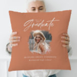 Modernes Terracotta-Script-Foto mit elegantem Absc Kissen<br><div class="desc">Modernes minimales Terracotta Skript Foto elegante Abschluss Ankündigung Party Geschenk. Teil einer modernen Sammlung.</div>