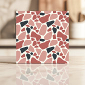 Modernes Terrazzo-Design in Rot und Schwarz Fliese