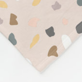 Modernes Terrazzo Muster weich neutral Fleecedecke (Ecke)