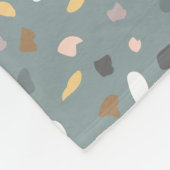 Modernes Terrazzo Muster weich neutral Fleecedecke (Ecke)