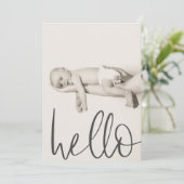 Modernes Text Hello Foto Kinderankündigung Ankündigung (Stehend Vorderseite)
